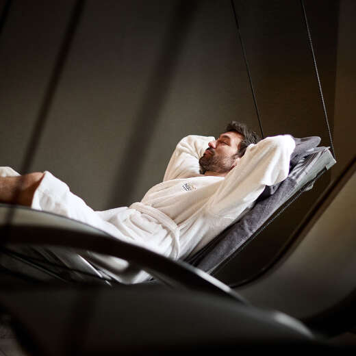 Ruheraum mit Schwebeliegen im Innenbereich der Aquaria Sauna