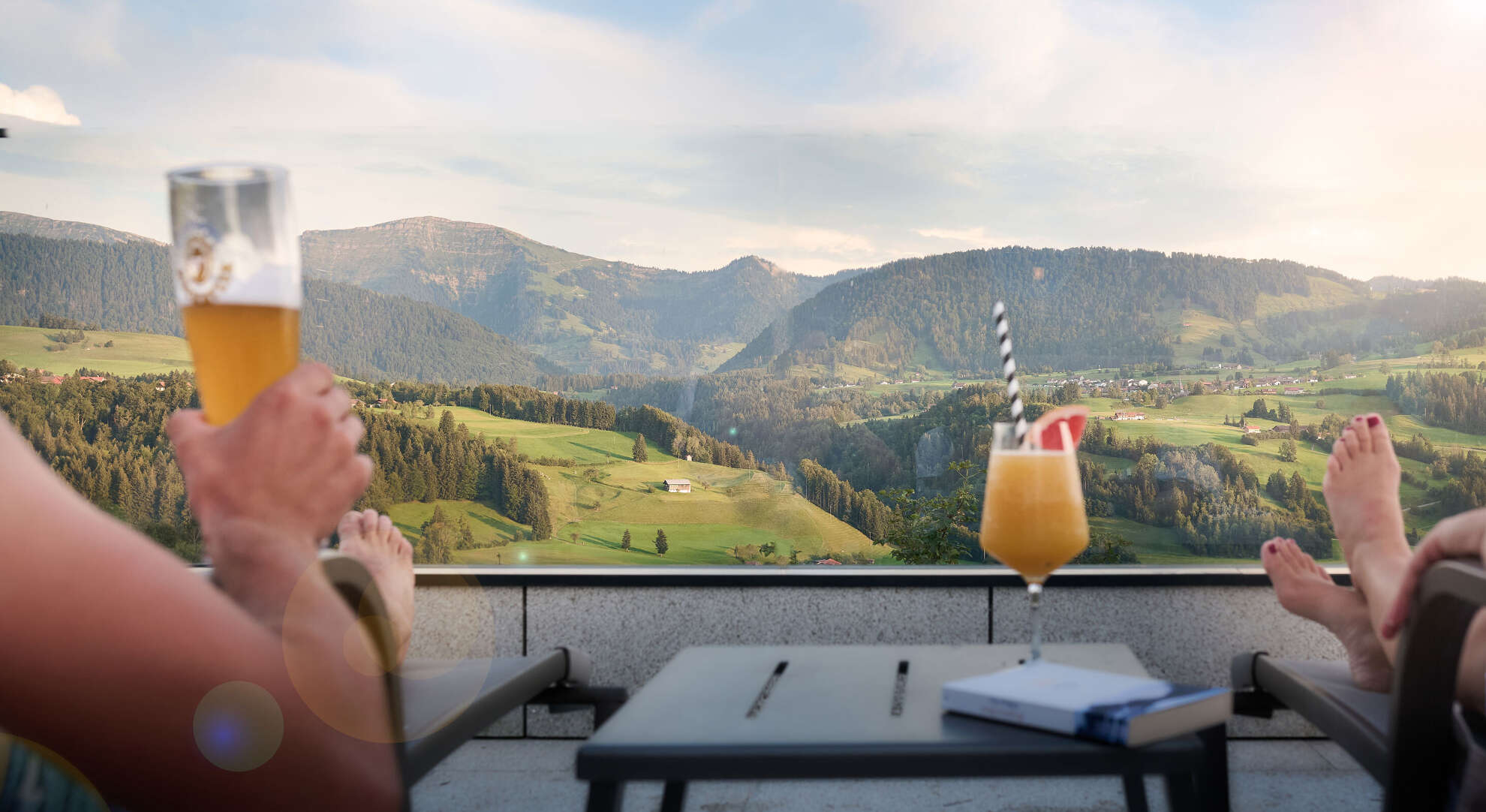 Erfrischung und vitale Getränke auf der Aquaria Sonnenterrasse mit Bergpanorama von Oberstaufen