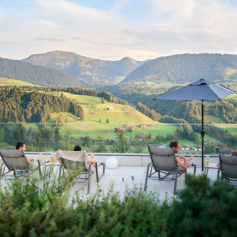Sonnenterrasse der Aquaria Sauna mit Bergpanorama