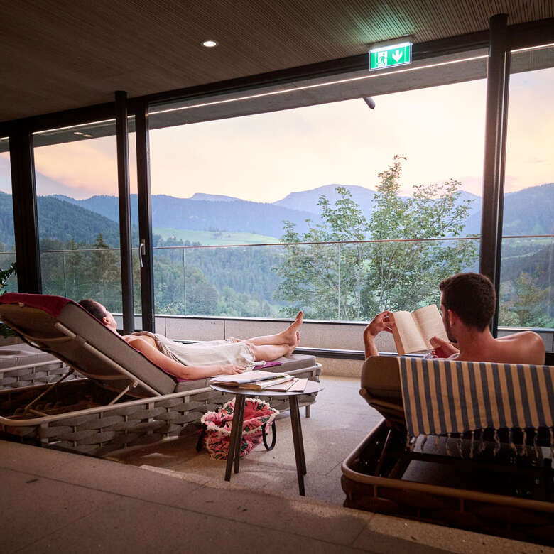 Großer Ruheraum mit Panoramablick im Außenbereich der Aquaria Sauna