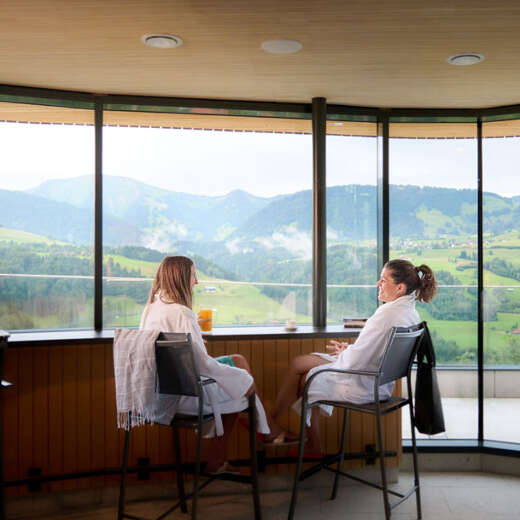 Saunabar mit Bergpanorama in der Aquaria Außensauna