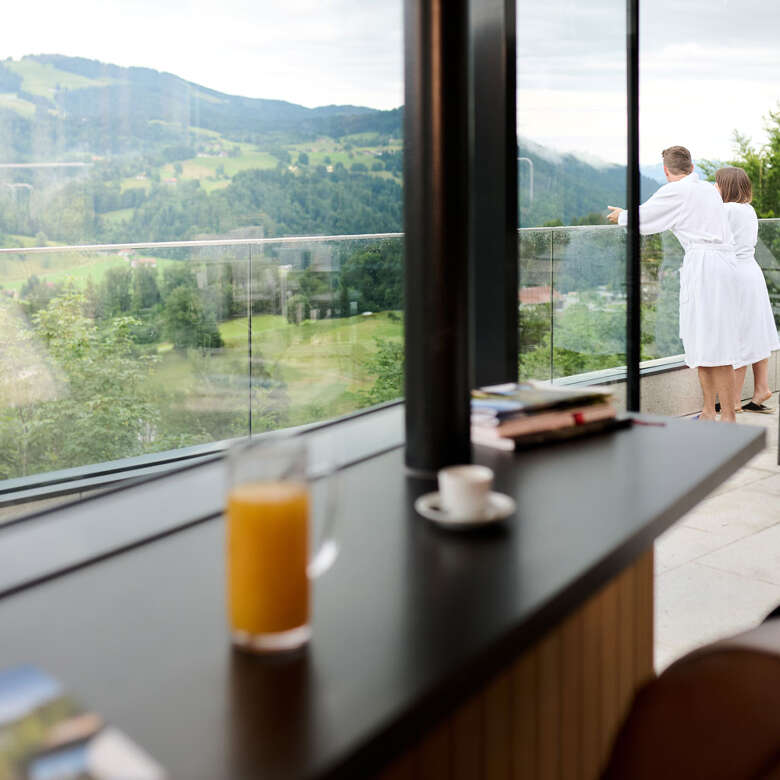 Energie tanken in der Sauna-Bar mit Bergpanorama im Außenbereich der Aquaria Saunalandschaft