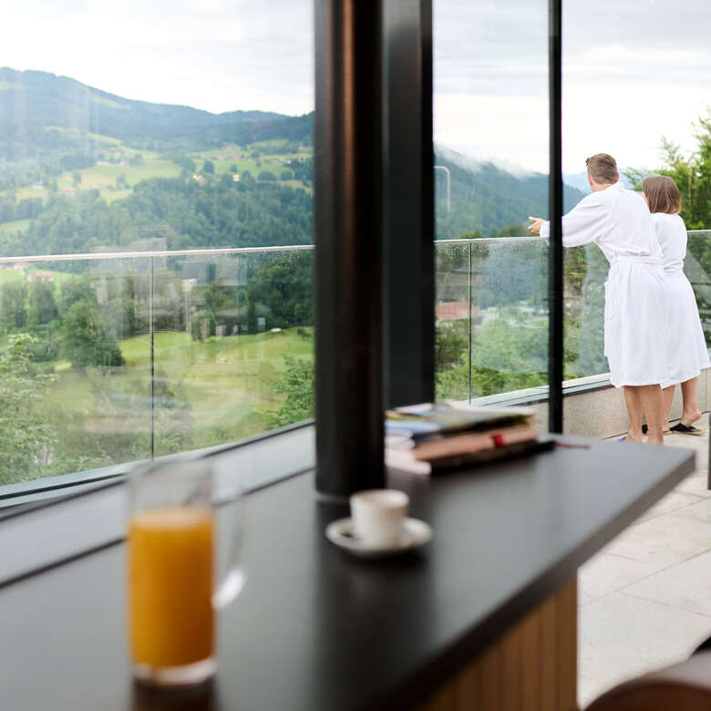 Energie tanken in der Sauna-Bar mit Bergpanorama im Außenbereich der Aquaria Saunalandschaft