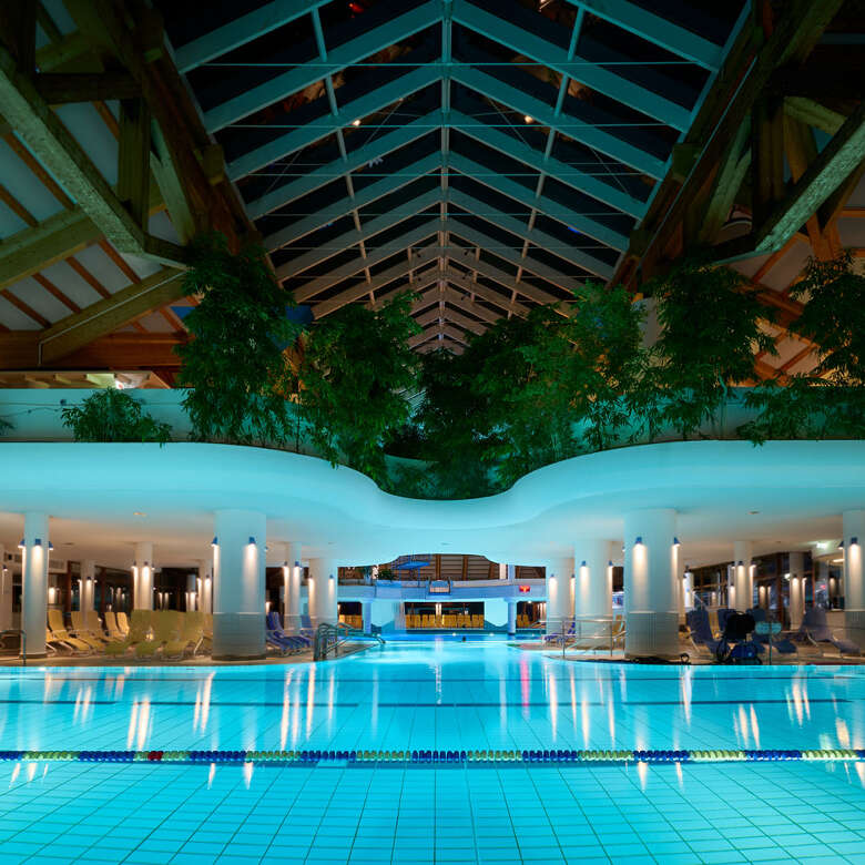 Badelandschaft im Erlebnisbad Aquaria beleuchtet bei Nacht