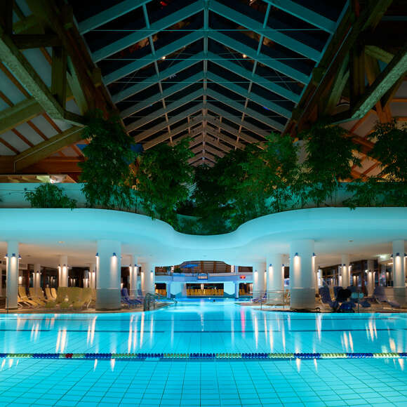 Badelandschaft im Erlebnisbad Aquaria beleuchtet bei Nacht