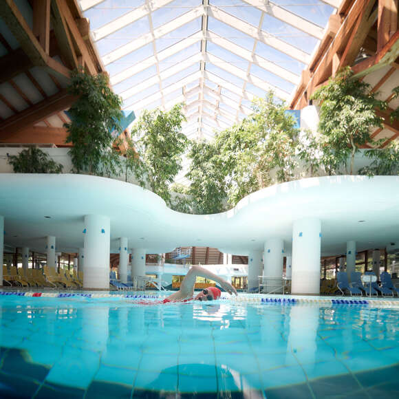 Training im Schwimmerbecken im Erlebnisbad Aquaria Oberstaufen