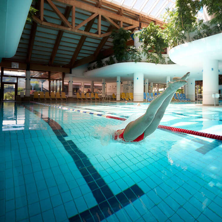 Sprung vom Startblock ins Schwimmerbecken im Erlebnisbad Aquaria Oberstaufen