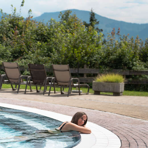 Entspannung im Aquaria Solebecken mit Bergblick
