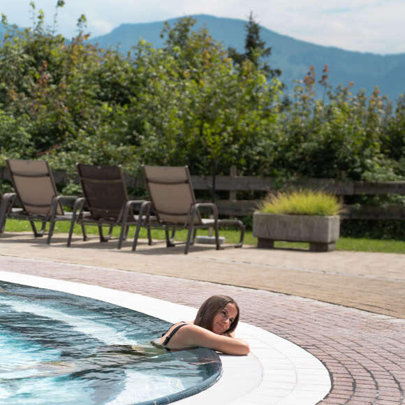 Entspannung im Aquaria Solebecken mit Bergblick