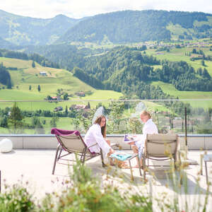 Entspannung auf den Liegen der Sonnenterrasse mit Bergpanorama der Aquaria Saunalandschaft
