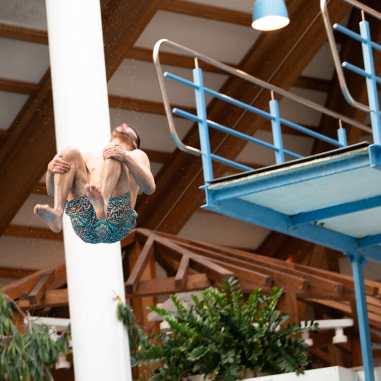 Sprung vom 5 Meter Sprungturm im Erlebnisbad Aquaria Oberstaufen