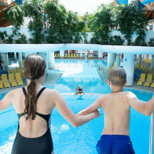 Sprungturm Kinder vor dem Sprung ins Wasser Sprungturm Kinder vor dem Sprung ins Wasser
