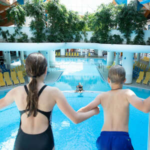 Sprungturm Kinder vor dem Sprung ins Wasser