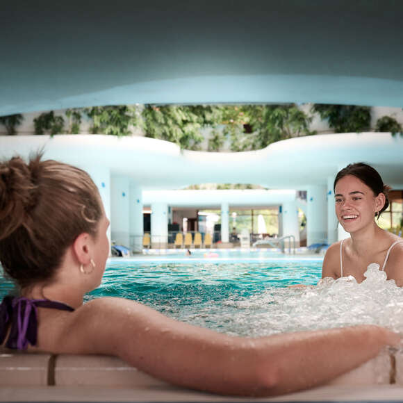 Entspannung im Warmwasserbecken mit Unterwasserliegen im Aquaria Oberstaufen