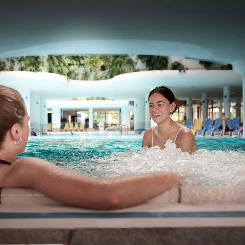 Entspannung im Warmwasserbecken mit Unterwasserliegen im Aquaria Oberstaufen