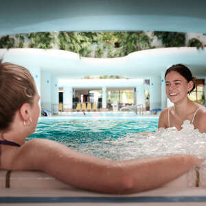 Entspannung im Warmwasserbecken mit Unterwasserliegen im Aquaria Oberstaufen