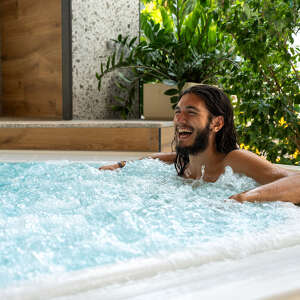 Baden im Whirlpool der Aquaria Saunalandschaft