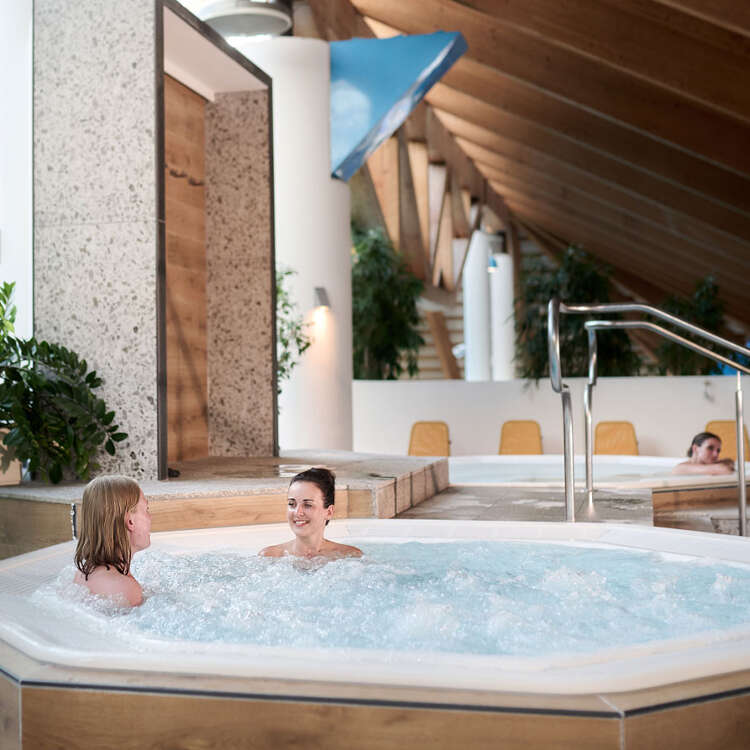 Zwei Whirlpools im Innenbereich der Aquaria Sauna