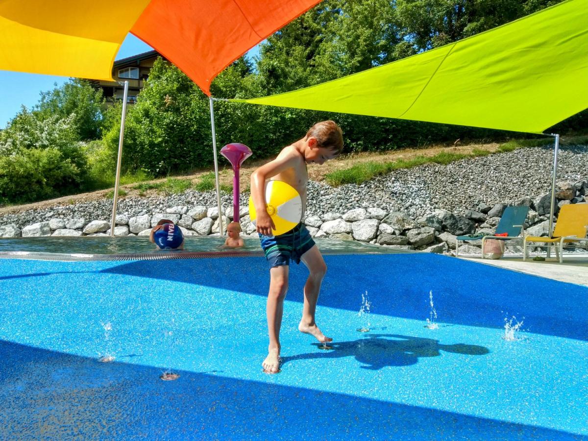 Wasserspiele im Außen-Kinderbecken
